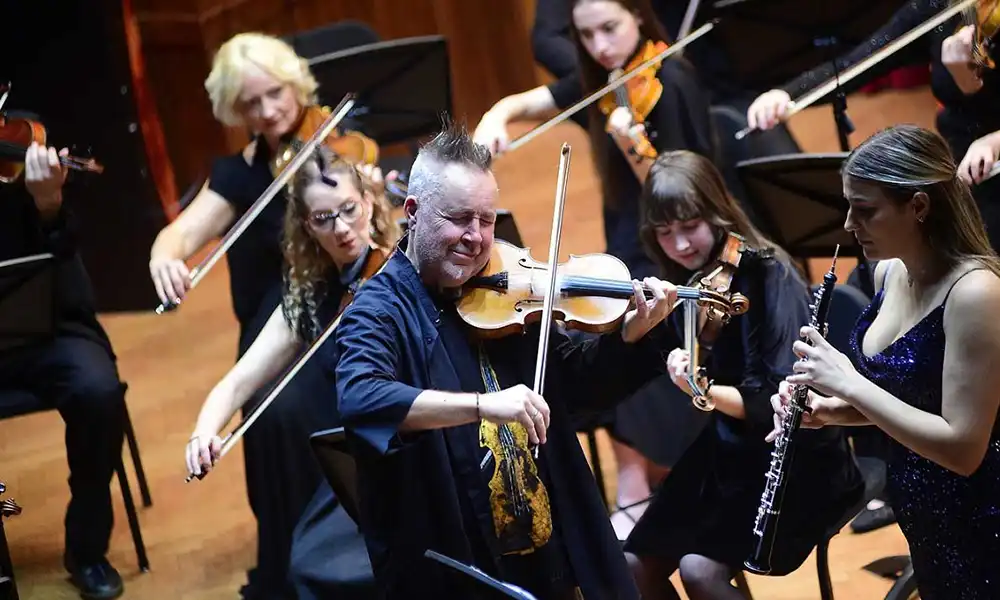 Маестрални виолиниста Најџел Кенеди одржао један од два концерта на завршетку 55. БЕМУС-а